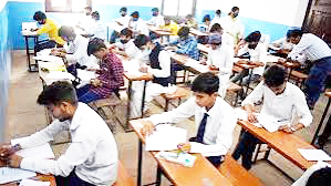 साल भर में शिक्षकों को चुनाव करवाने पड़े, अधूरा कोर्स खुद पूरा कर रहे छात्र