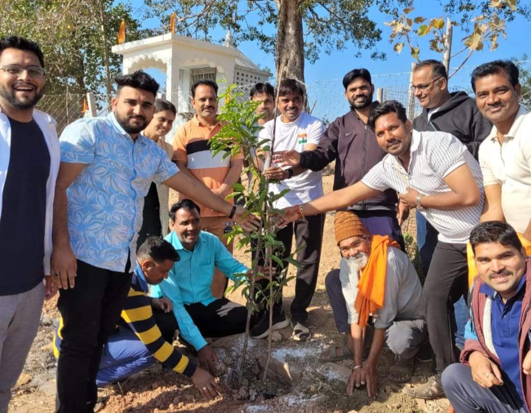  भोजली तालाब के किनारे चौपटी के पास पौधरोपण