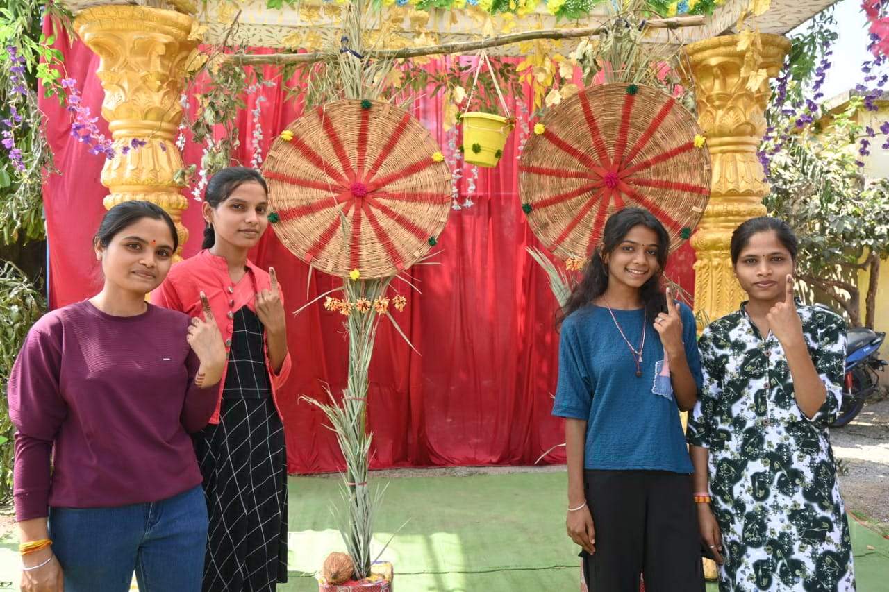 विवाह मंडप  थीम पर सजा मतदान केंद्र बना आकर्षण का केंद्र