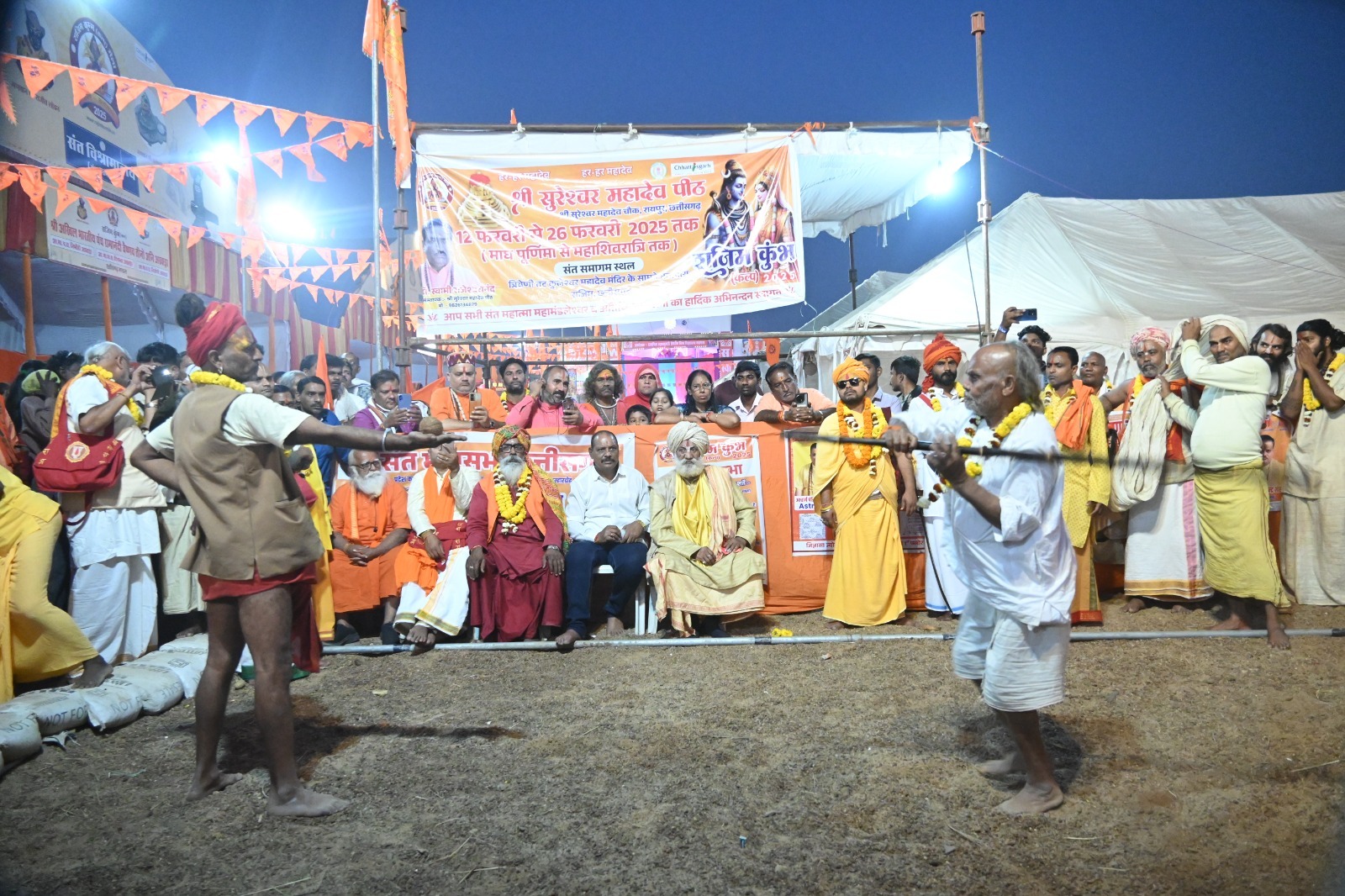 राजिम कुंभ कल्प में वैष्णव संप्रदाय के नागा साधुओं ने की निशान पूजा राजिम कुंभ कल्प में वैष्णव संप्रदाय के नागा साधुओं ने की निशान पूजा