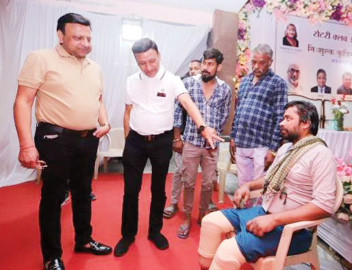 चार कदम चलते ही, छलके खुशी के आंसू चार कदम चलते ही, छलके खुशी के आंसू