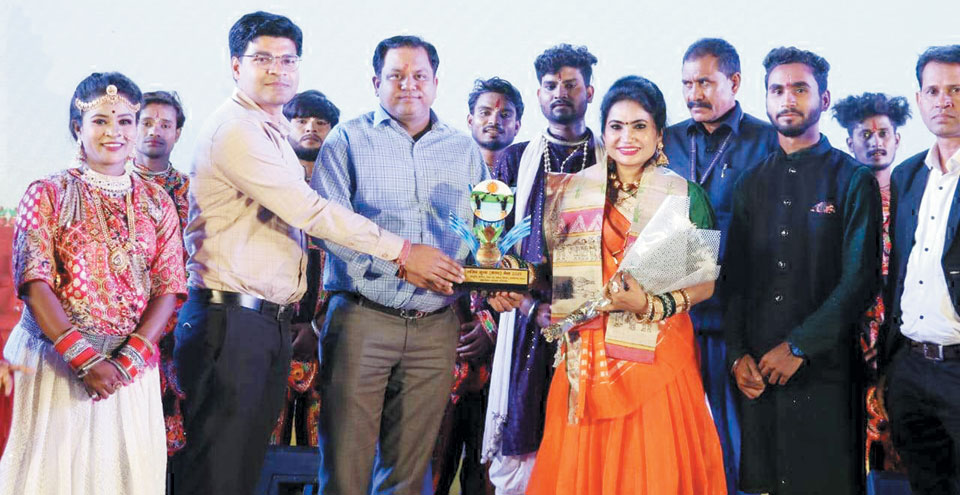 राजकीय गमछे और प्रतीक चिन्ह से हो रहा कलाकारों का सम्मान