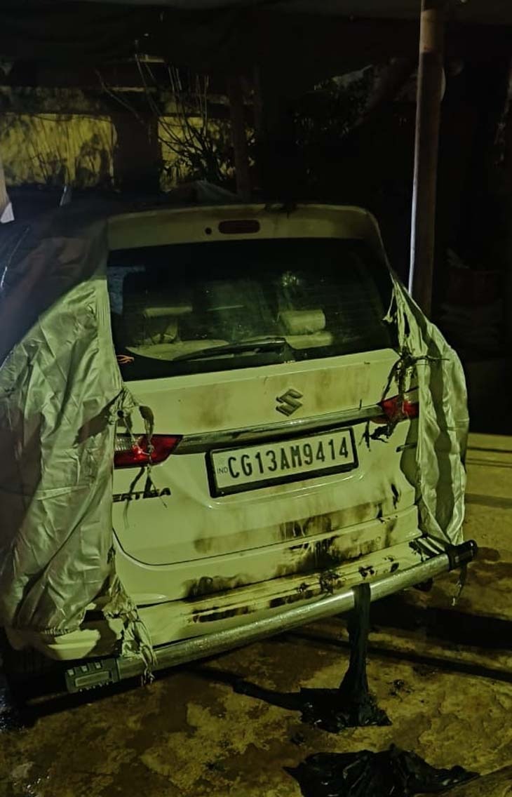 घर के बाहर खड़ी कार में लगाई आग घर के बाहर खड़ी कार में लगाई आग