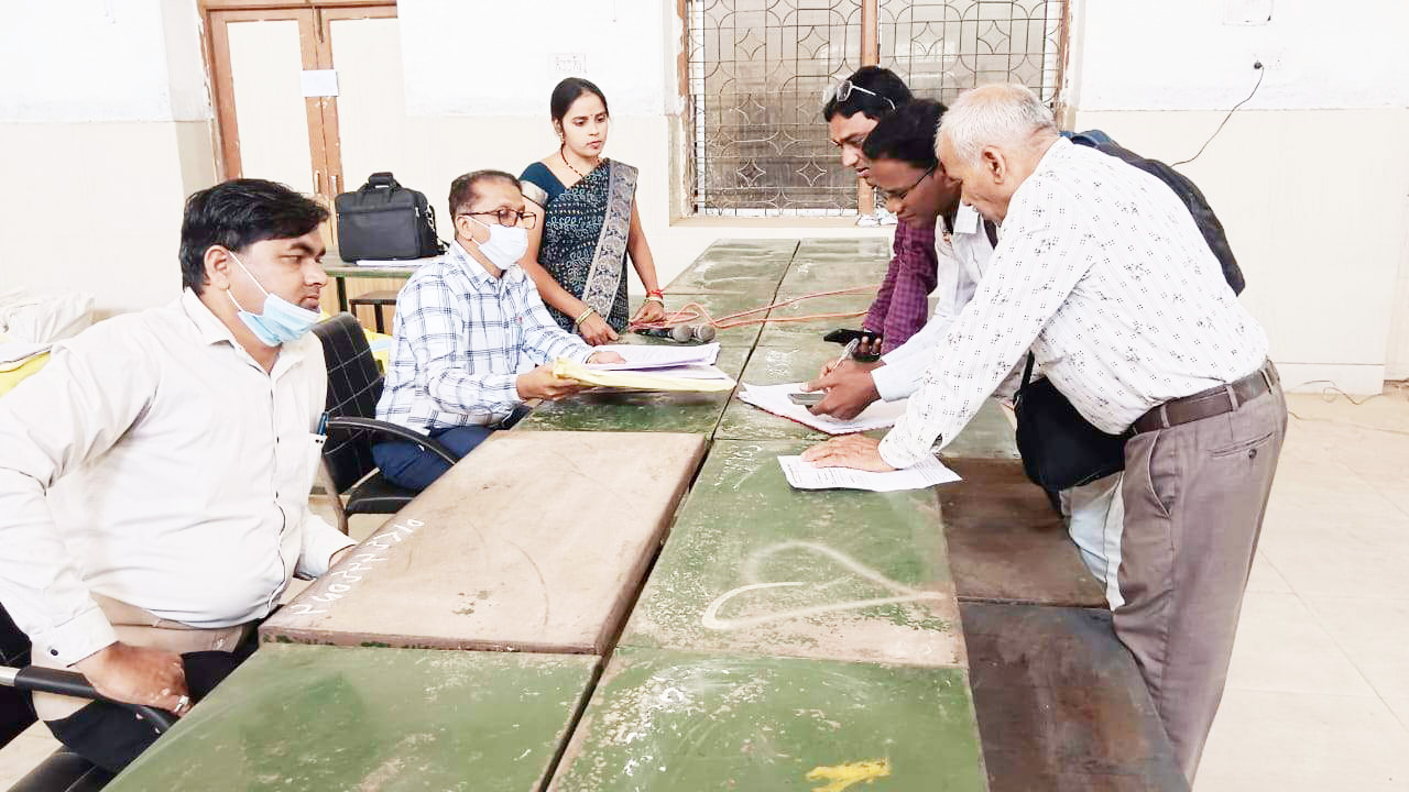 बोर्ड परीक्षाओं की सामग्रियों का वितरण