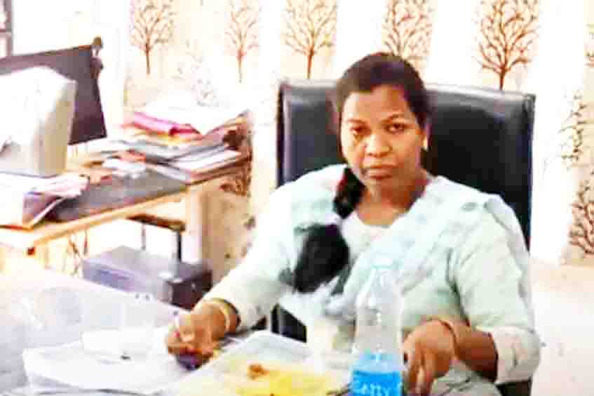 तापतौल विभाग की निरीक्षक रिश्वत लेते हुए गिरफ्तार तापतौल विभाग की निरीक्षक रिश्वत लेते हुए गिरफ्तार