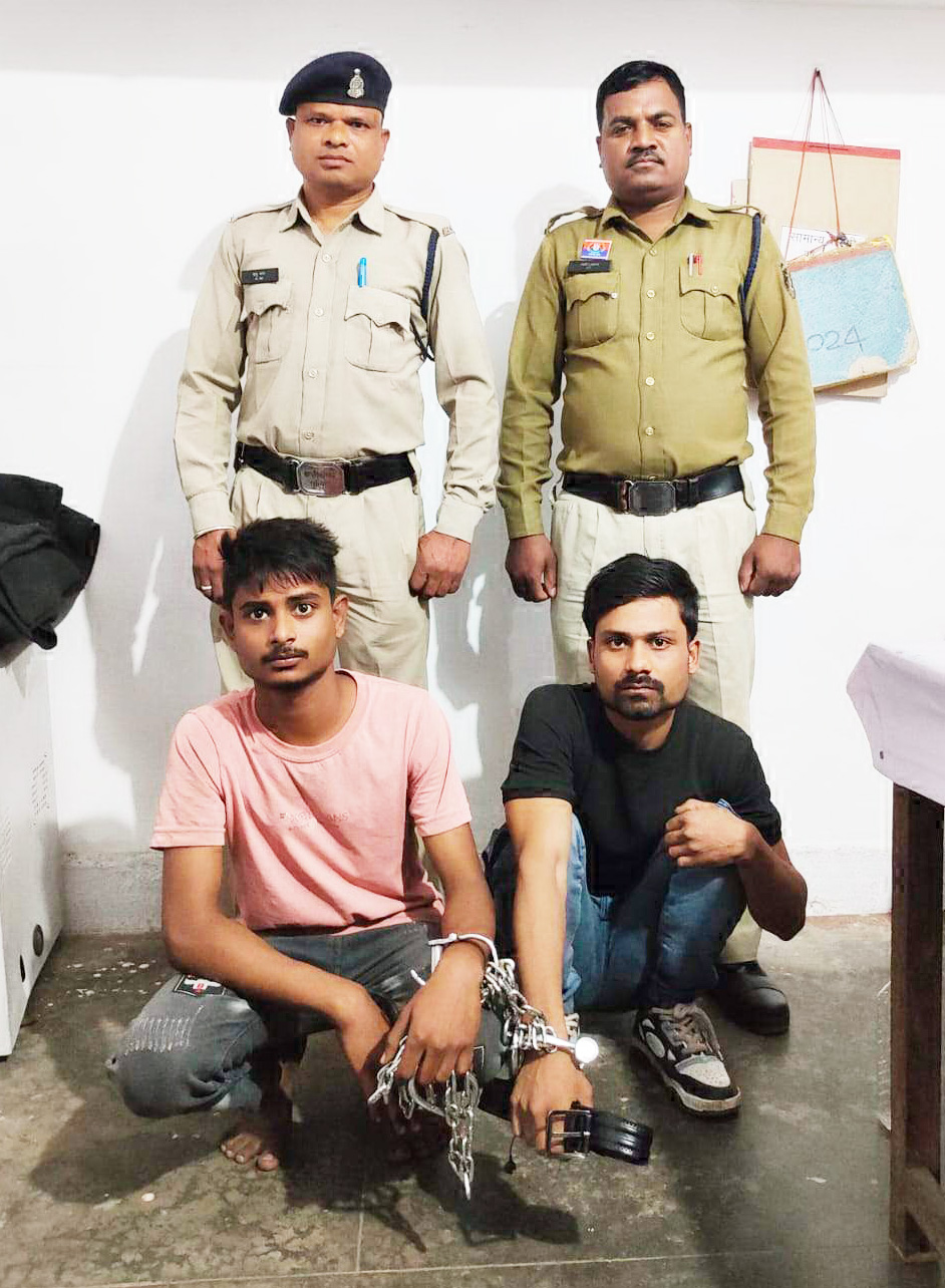 दुकान व कार में आग लगाने वाले दो आरोपी गिरफ्तार दुकान व कार में आग लगाने वाले दो आरोपी गिरफ्तार