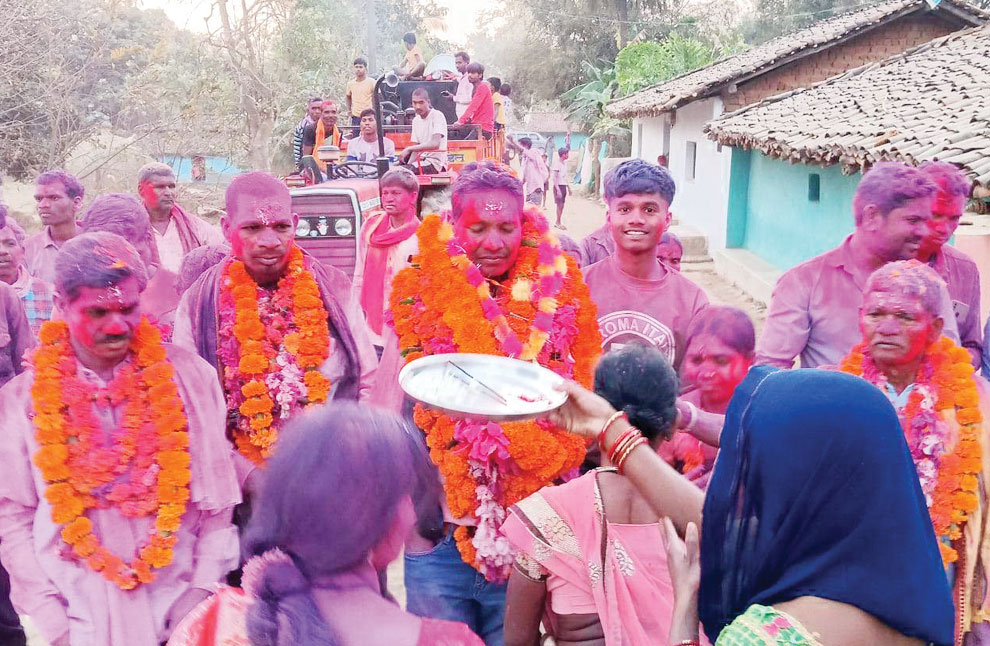  हरवेल के सरपंच बने महेश नेताम, विजय रैली निकली