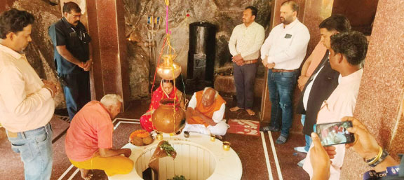 सांसद चिंतामणि महाराज ने परिवार संग शिवपुर में की पूजा-अर्चना सांसद चिंतामणि महाराज ने परिवार संग शिवपुर में की पूजा-अर्चना
