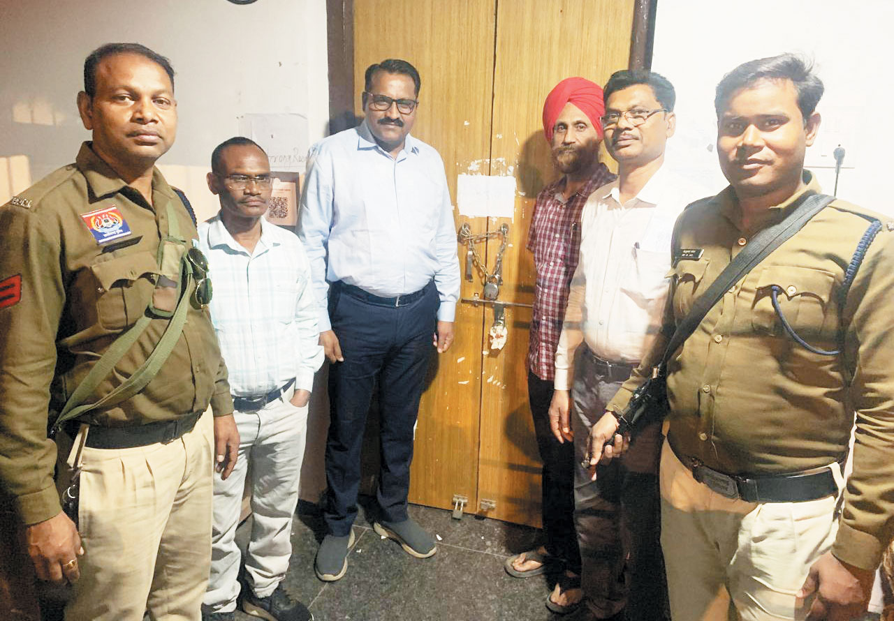 बोर्ड परीक्षाओं की गोपनीय सामग्री का वितरण