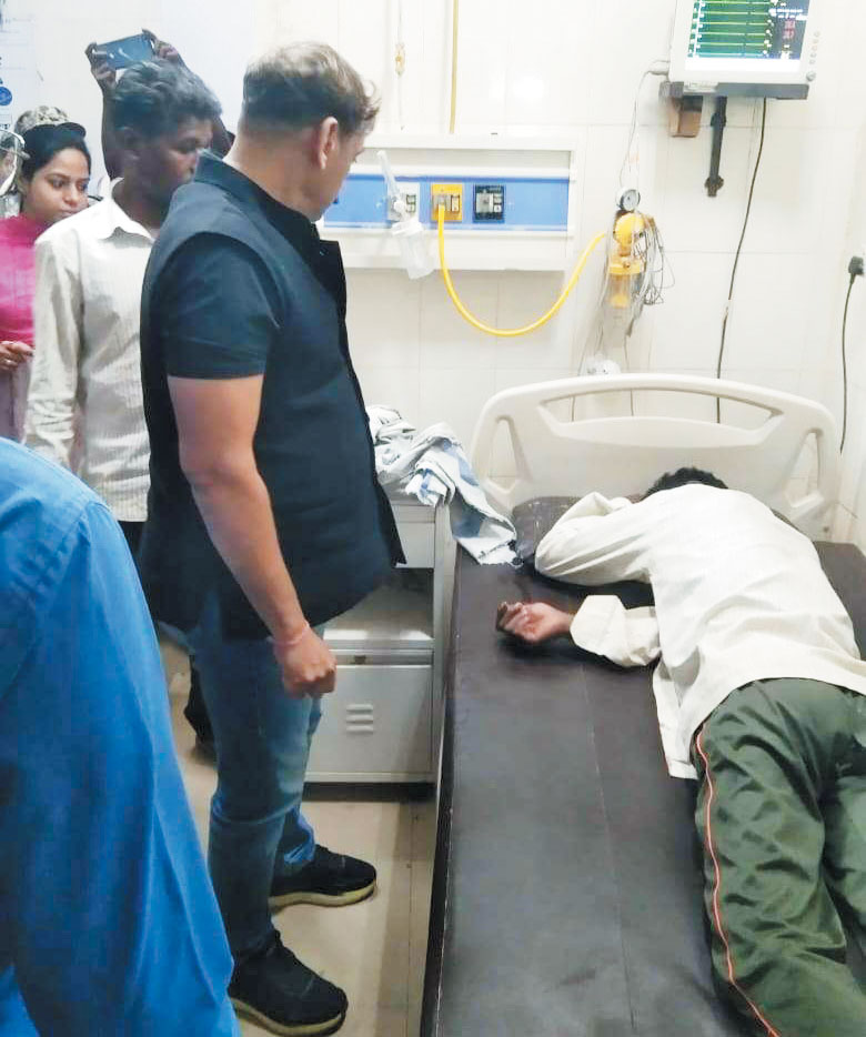 प्रदर्शन के दौरान ग्रामीण की तबियत बिगड़ी, कलेक्टर पहुंचे अस्पताल प्रदर्शन के दौरान ग्रामीण की तबियत बिगड़ी, कलेक्टर पहुंचे अस्पताल
