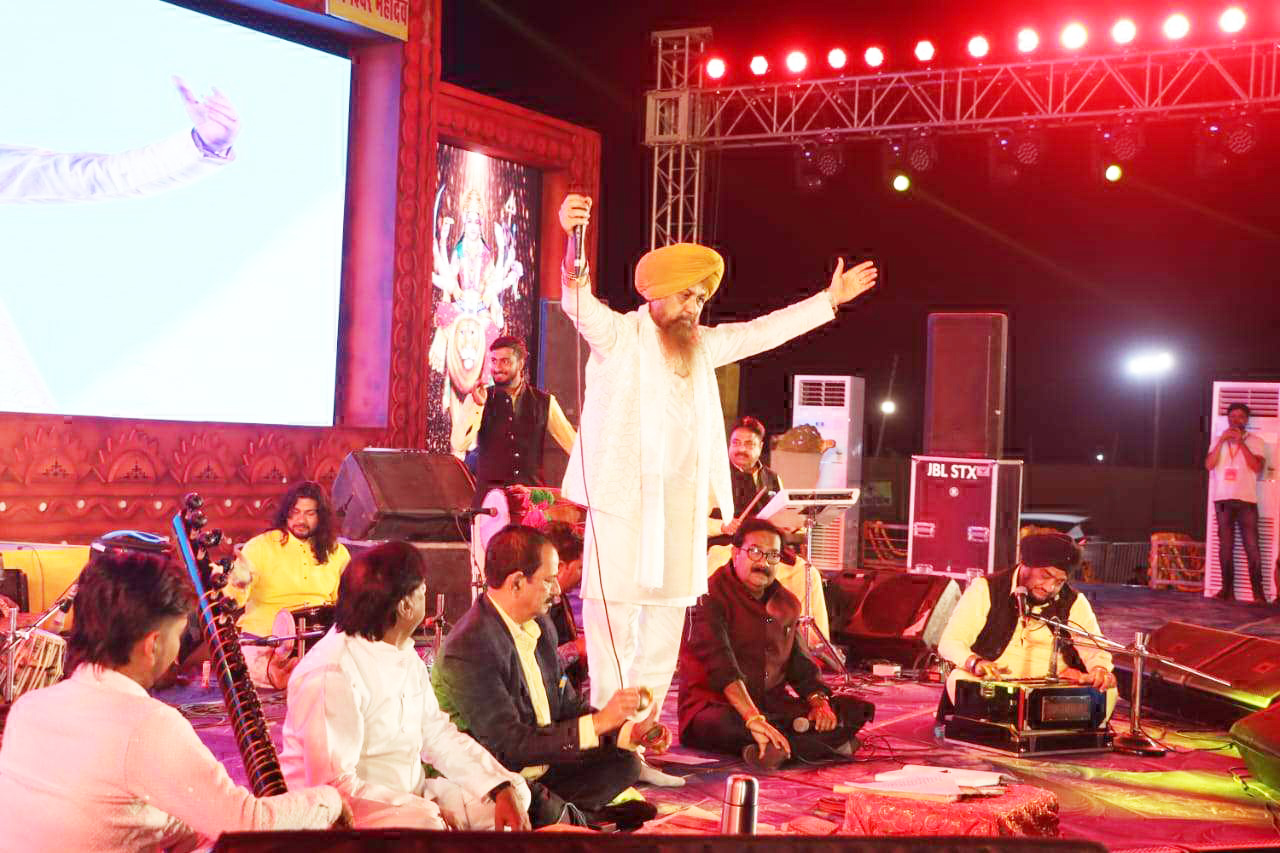 राजिम कुंभ कल्प के मंच पर भजन गायक लखबीर सिंह लक्खा ने बांधा समा राजिम कुंभ कल्प के मंच पर भजन गायक लखबीर सिंह लक्खा ने बांधा समा