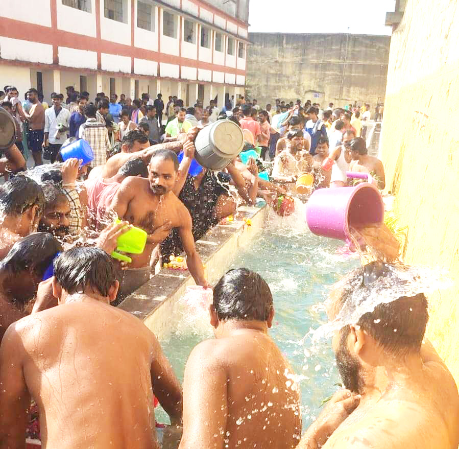 प्रयागराज महाकुंभ के जल से बंदियों ने किया स्नान प्रयागराज महाकुंभ के जल से बंदियों ने किया स्नान