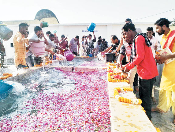 कैदियों ने जेल में किया गंगा स्नान कैदियों ने जेल में किया गंगा स्नान