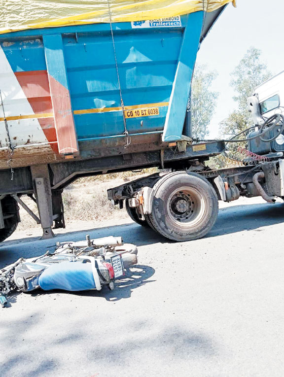 फ्लाई ऐश से भरी ट्रेलर ने बाईक को मारी ठोकर, युवक की मौत फ्लाई ऐश से भरी ट्रेलर ने बाईक को मारी ठोकर, युवक की मौत