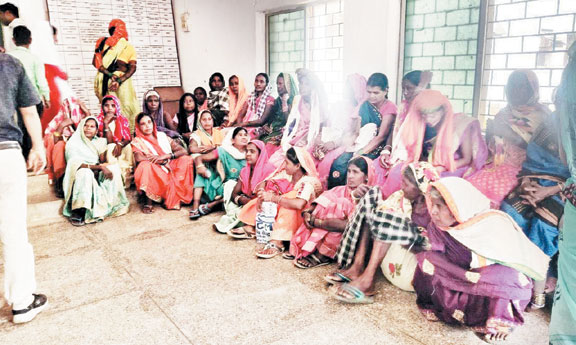 बारूद प्लांट के खिलाफ ग्रामीणों का प्रदर्शन, एसडीएम कार्यालय के बाहर घंटों डटे रहे बारूद प्लांट के खिलाफ ग्रामीणों का प्रदर्शन, एसडीएम कार्यालय के बाहर घंटों डटे रहे