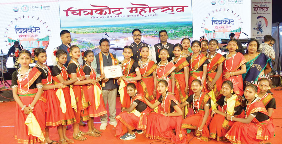 चित्रकोट महोत्सव: सांस्कृतिक कार्यक्रमों ने बांधा समा