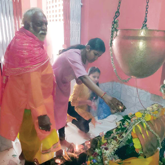 ओम नम: शिवाय से गूंजे शिवालय, भक्तों की लंबी कतार