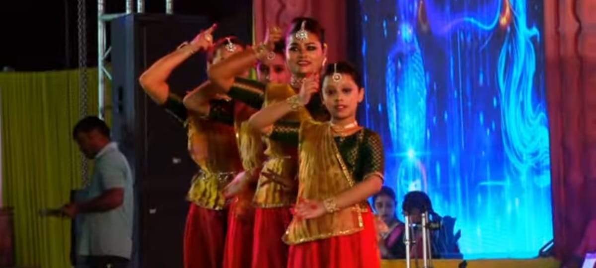आव्या की प्रस्तुति पर झूम उठे दर्शक आव्या की प्रस्तुति पर झूम उठे दर्शक
