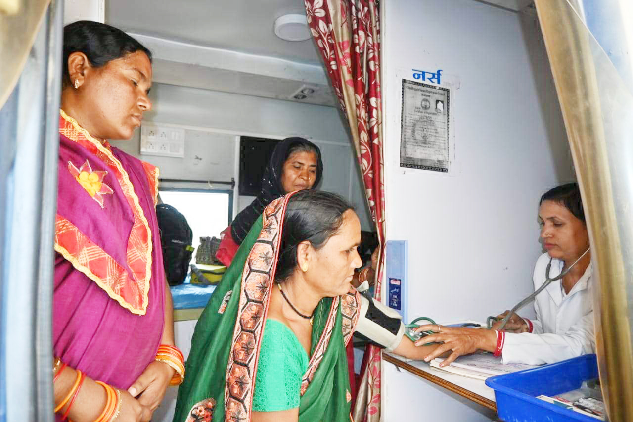 मोबाइल मेडिकल यूनिट से मोहल्ले मे मिल रही क्लिनिक की सुविधा