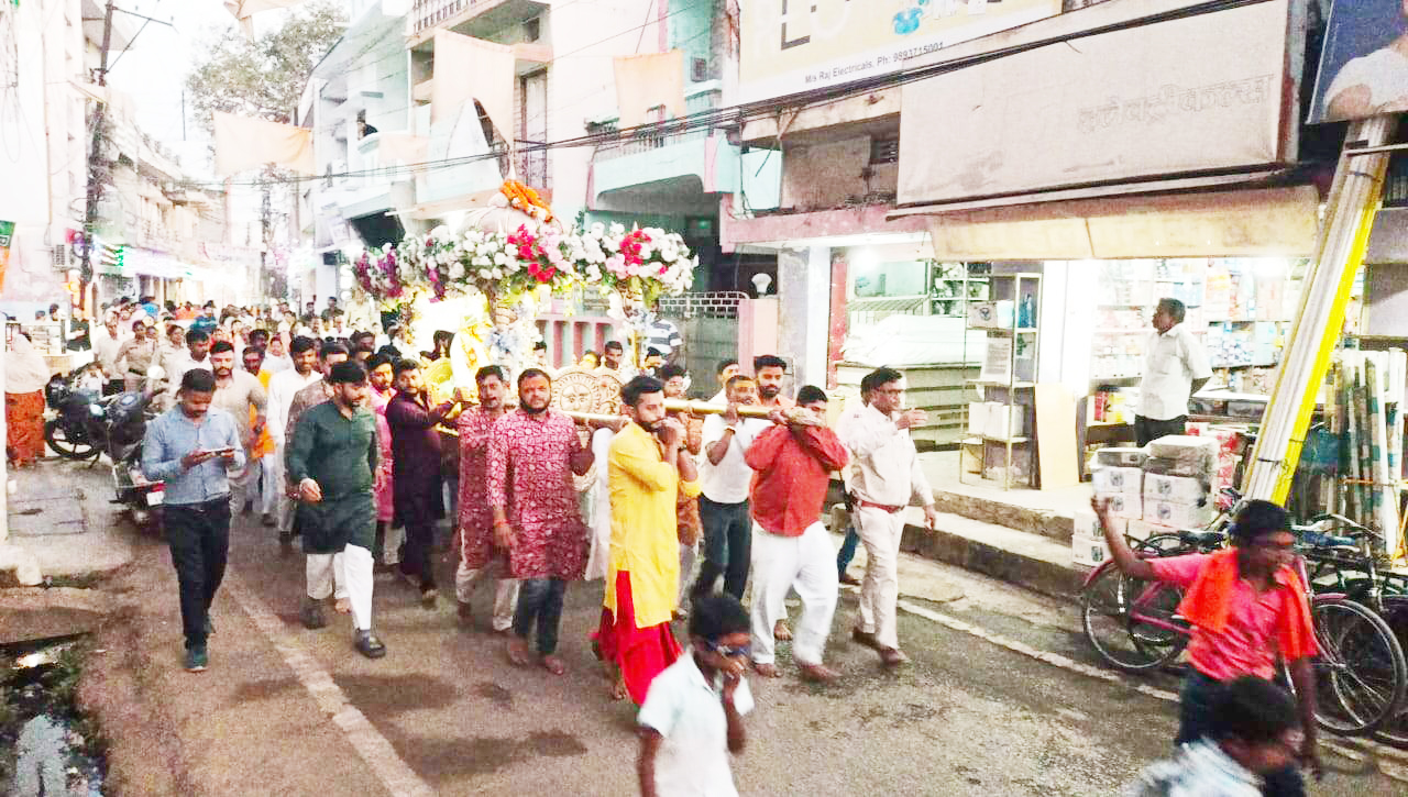 3.50 क्विंटल की पालकी में निकली महाकाल की शाही यात्रा 3.50 क्विंटल की पालकी में निकली महाकाल की शाही यात्रा