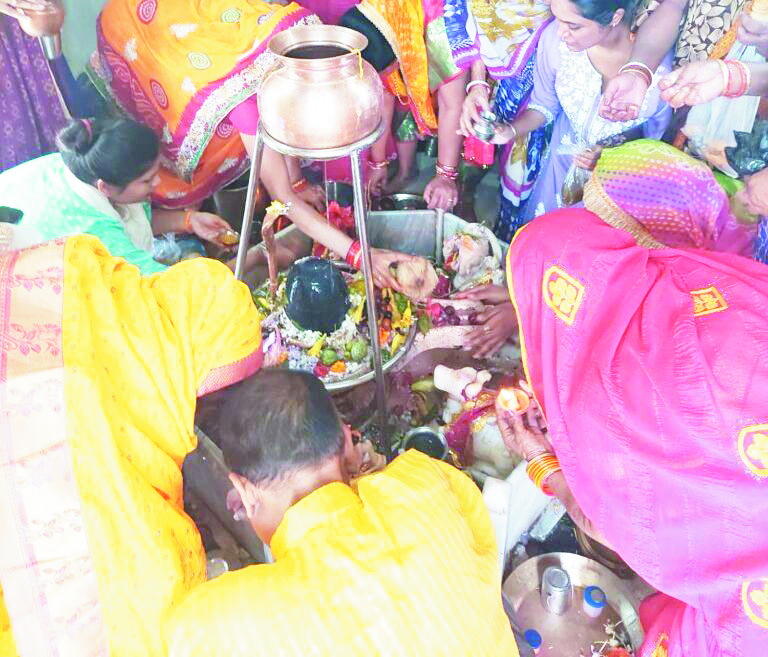 महाशिवरात्रि की धूम, शिवालयों में भक्तों का सैलाब महाशिवरात्रि की धूम, शिवालयों में भक्तों का सैलाब