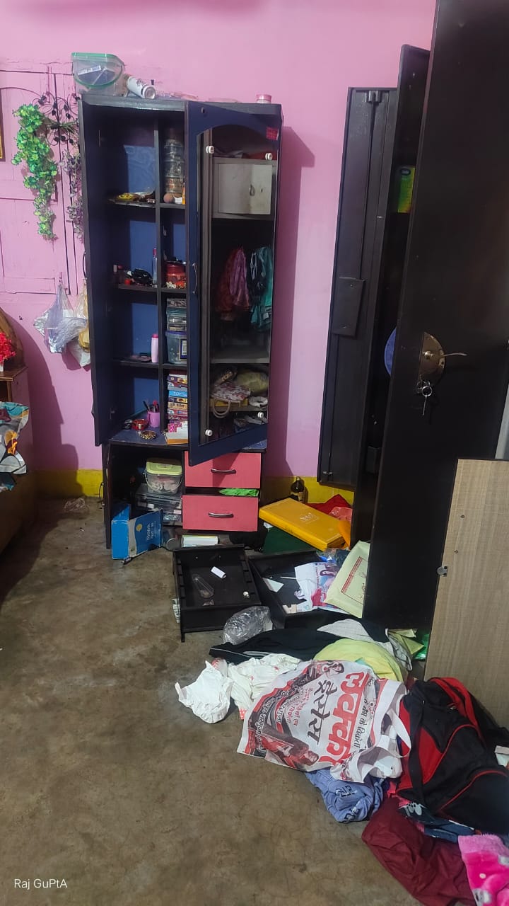 कारोबारी परिवार को बंधक बना ढाई लाख नगद सहित 25 लाख से ज्यादा के जेवर की लूट कारोबारी परिवार को बंधक बना ढाई लाख नगद सहित 25 लाख से ज्यादा के जेवर की लूट