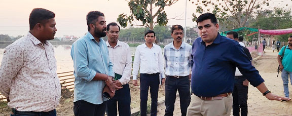 कलेक्टर ने बंधा तालाब उद्यान के सौंदर्यीकरण कार्यों का लिया जायजा