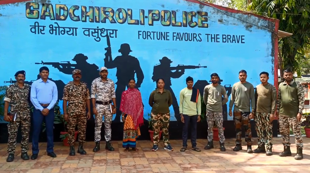 दो हार्डकोर ईनामी नक्सलियों  ने किया सरेंडर