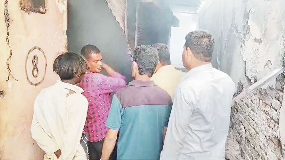 भाटापारा कृषि उपज मंडी के गोदाम में लगी आग, बारदाने खाक