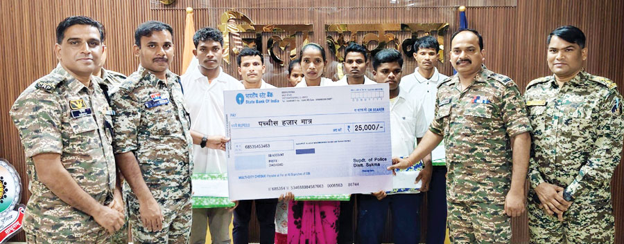 32 लाख के ईनामी 7 नक्सलियों का समर्पण