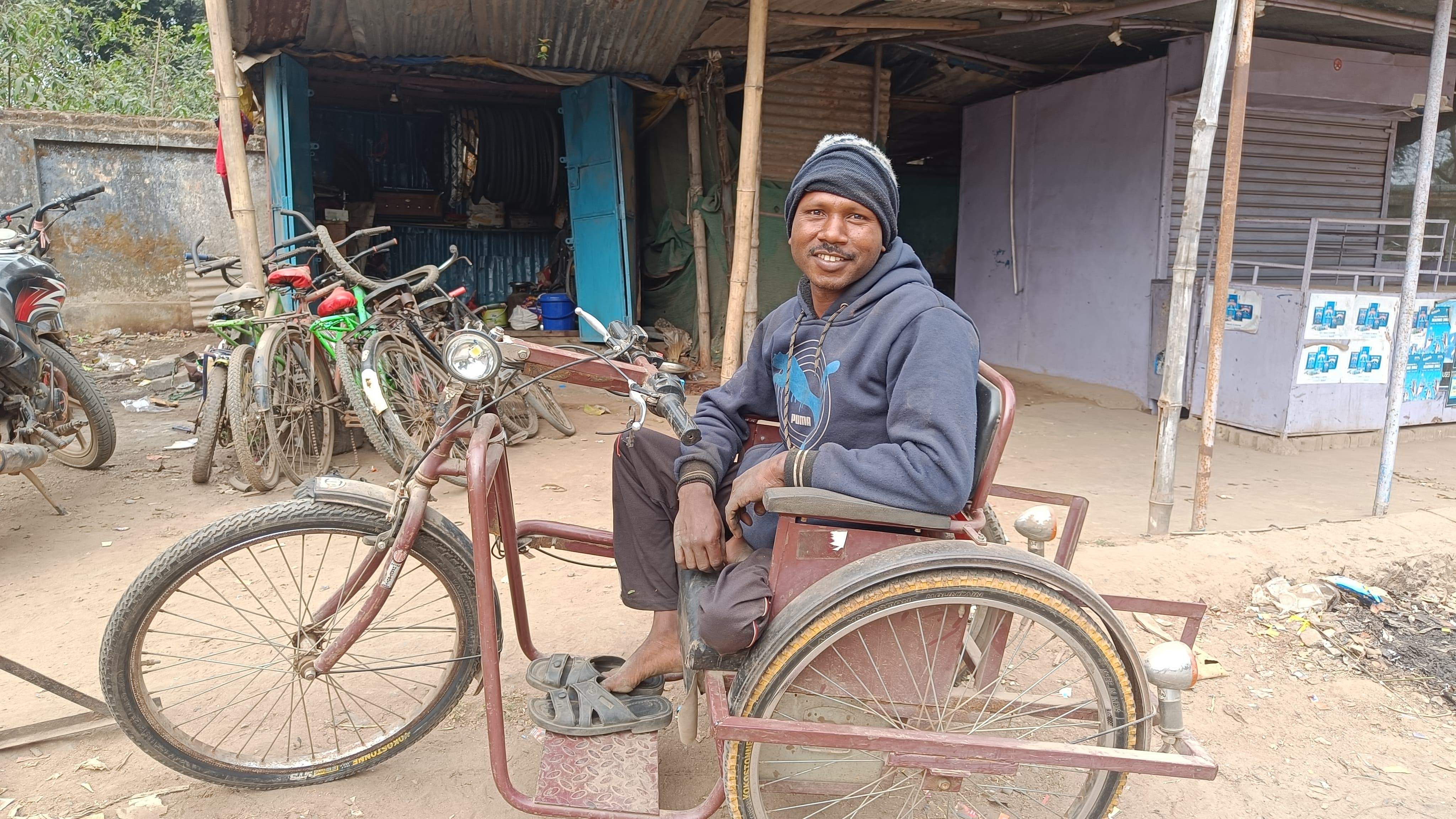 हौसले की मिसाल, दिव्यांग बुन्देल कुमार अपनी मेहनत से चला रहे साइकिल रिपेयरिंग दुकान हौसले की मिसाल, दिव्यांग बुन्देल कुमार अपनी मेहनत से चला रहे साइकिल रिपेयरिंग दुकान