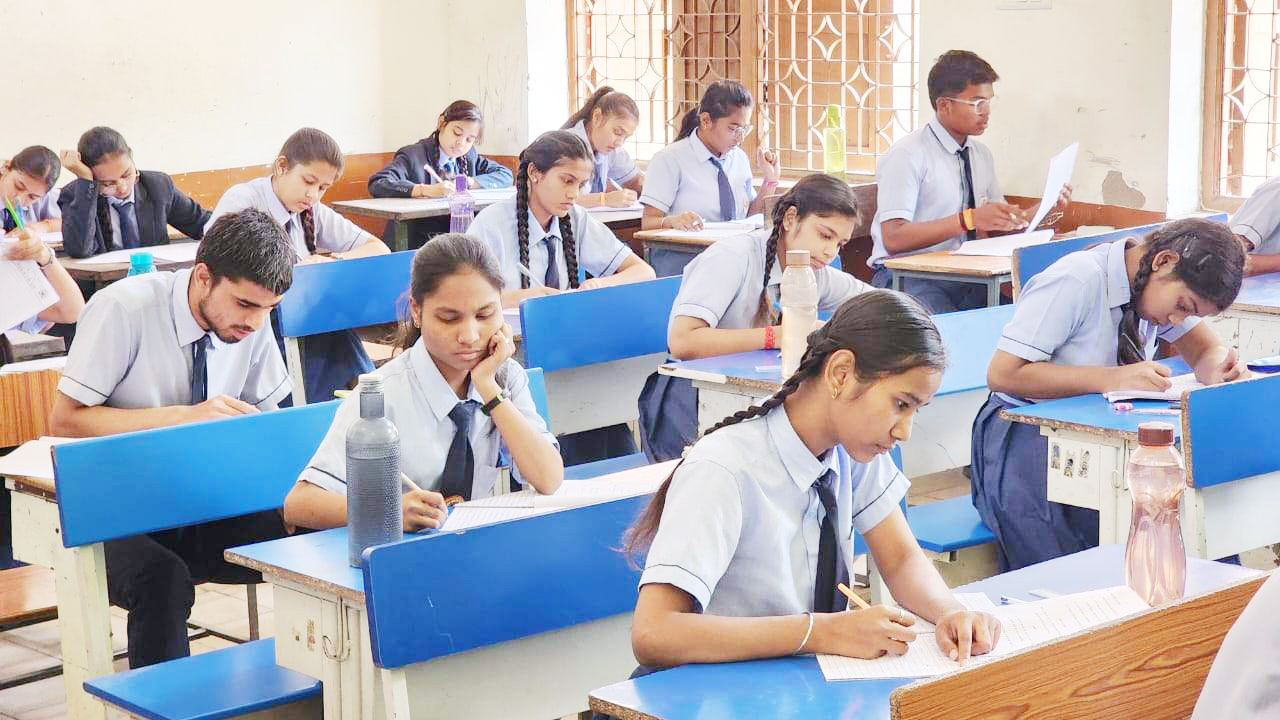 12वीं की परीक्षा के पहले दिन नहीं मिला नकल प्रकरण