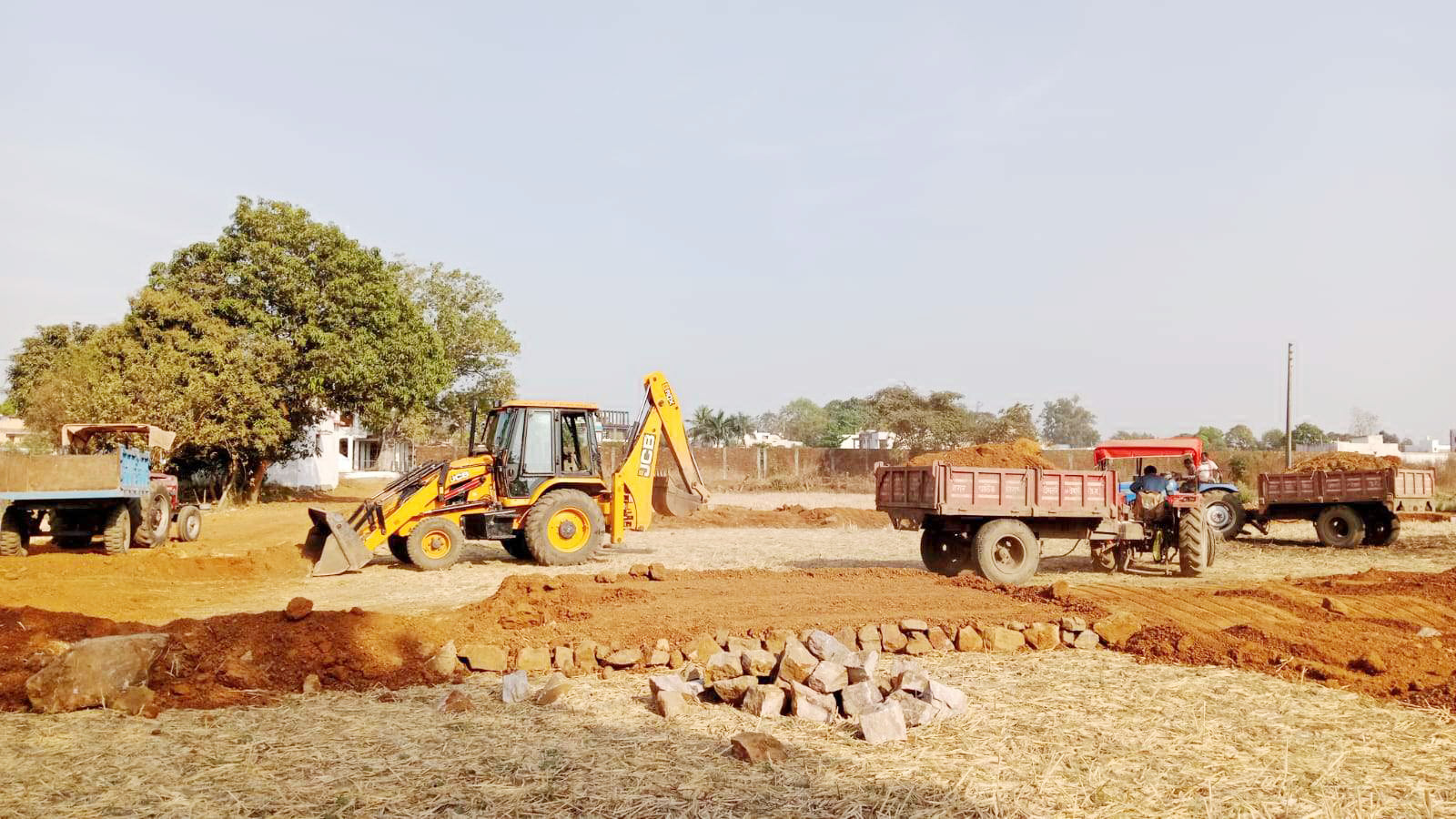 अवैध प्लाटिंग पर चला निगम का बुलडोजर, मुरूम की सडक़ जेसीबी से उखाड़ी अवैध प्लाटिंग पर चला निगम का बुलडोजर, मुरूम की सडक़ जेसीबी से उखाड़ी