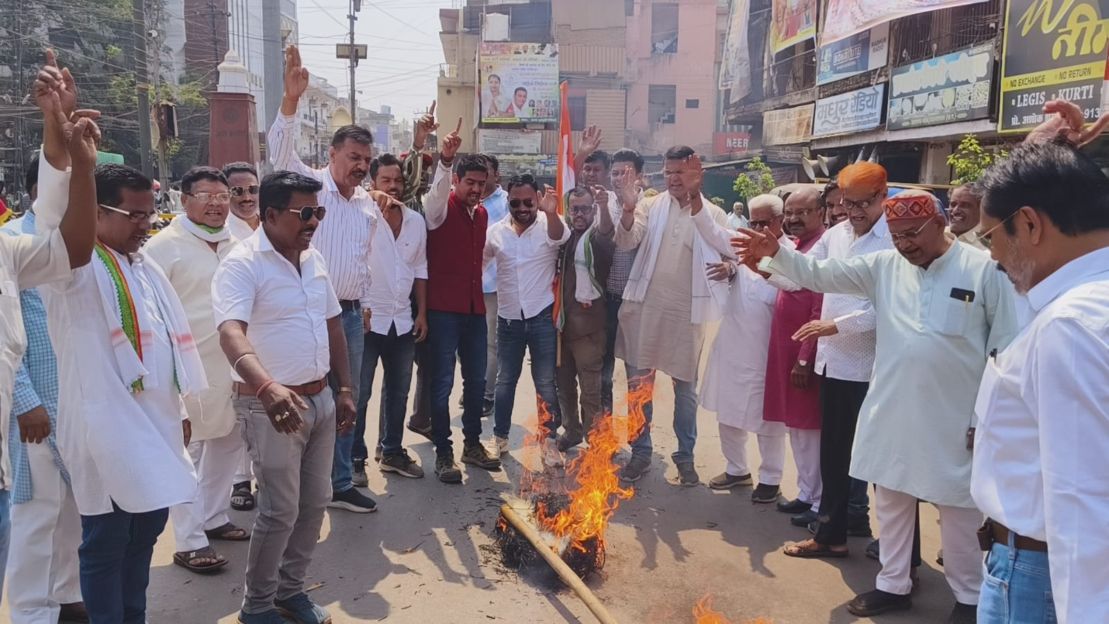 भाजपा व ईडी का पुतला फूंककर कांग्रेस ने जताया विरोध