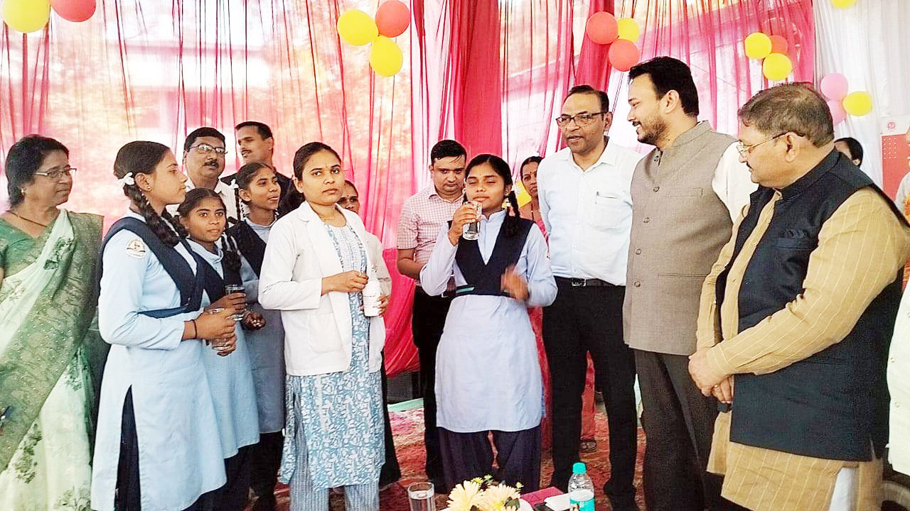 सांसद पांडे ने स्कूली बच्चों को दवा खिलाकर की फाइलेरियामुक्त अभियान की शुरुआत सांसद पांडे ने स्कूली बच्चों को दवा खिलाकर की फाइलेरियामुक्त अभियान की शुरुआत