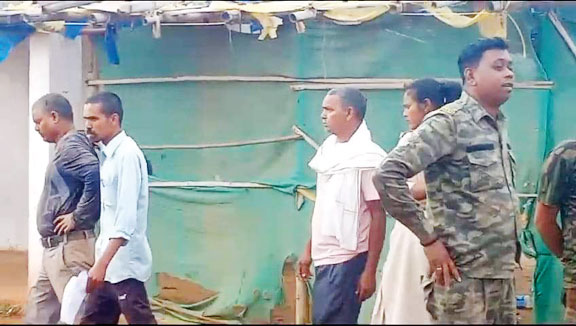 सीमांकन करने गए राजस्व की टीम पर हमला, भागकर बचाई जान सीमांकन करने गए राजस्व की टीम पर हमला, भागकर बचाई जान