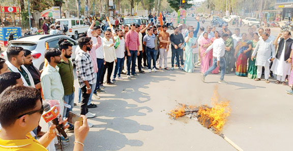 कांग्रेसियों ने ईडी का फूंका पुतला कांग्रेसियों ने ईडी का फूंका पुतला