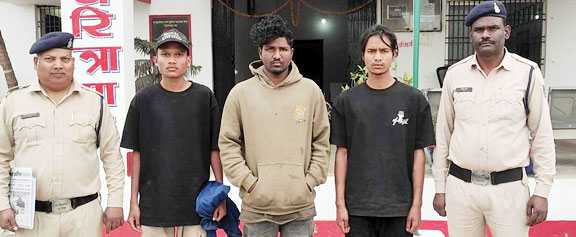 ठेला दुकान का ताला तोड़ चोरी की कोशिश, 3 आरोपी गिरफ्तार ठेला दुकान का ताला तोड़ चोरी की कोशिश, 3 आरोपी गिरफ्तार