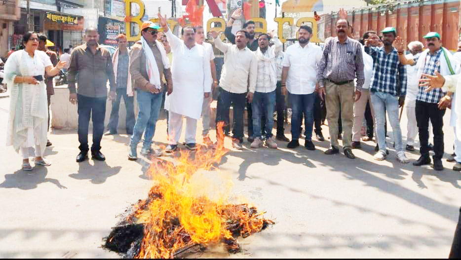 ईडी की कार्रवाई से नाराज कांग्रेसियों ने किया पुतला दहन