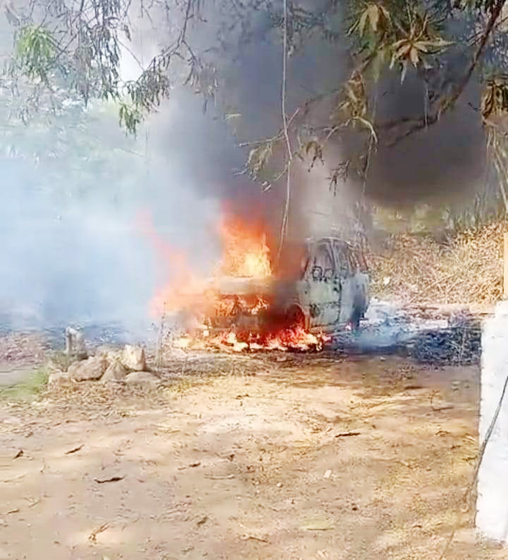 लग्जरी कार में लगी आग, काबू लग्जरी कार में लगी आग, काबू