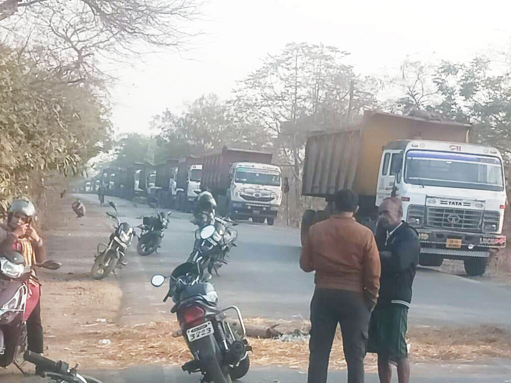 वाहन की चपेट में बाइक सवार की मौत सडक़ पर लाश रखकर चक्काजाम वाहन की चपेट में बाइक सवार की मौत सडक़ पर लाश रखकर चक्काजाम