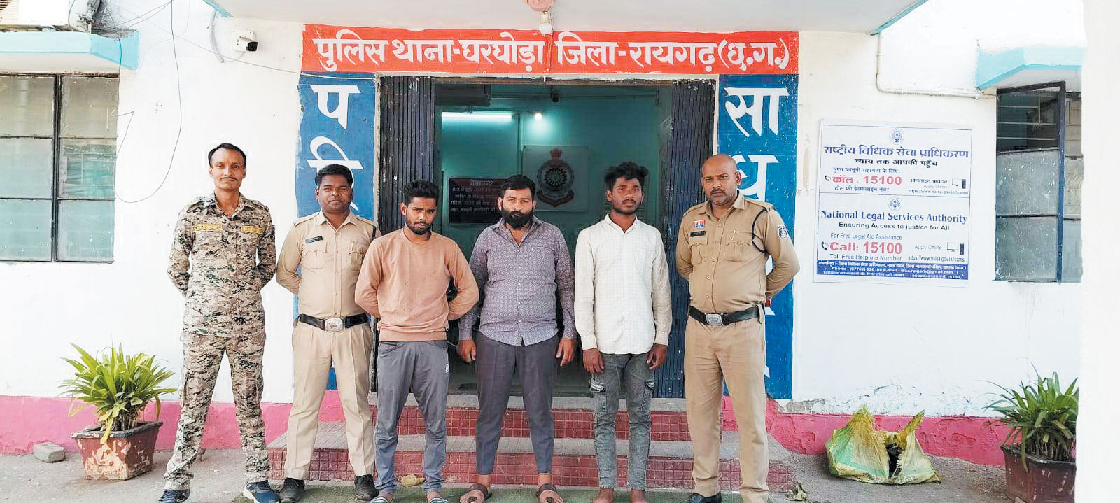 चोरी हुई ट्रैक्टर-ट्रॉली जंगल से बरामद, चार गिरफ्तार चोरी हुई ट्रैक्टर-ट्रॉली जंगल से बरामद, चार गिरफ्तार