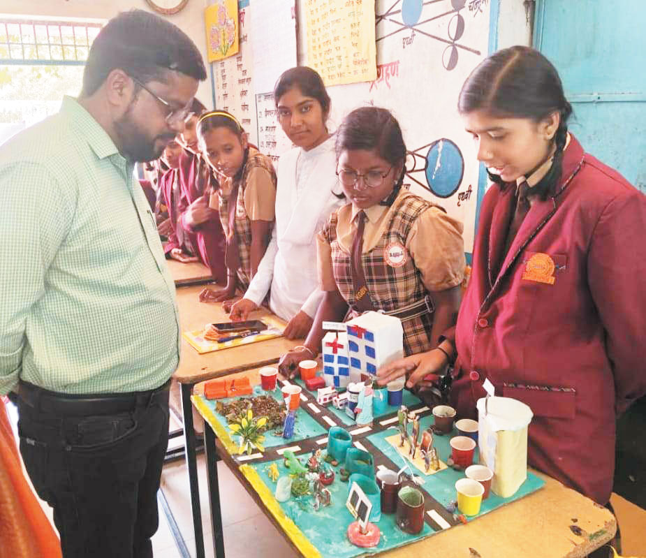 विद्यार्थियों ने विज्ञान के छोटे-छोटे तत्वों को जानकर कई रोचक मॉडल बनाए