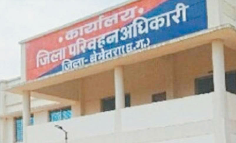 बिना परिचालक लाइसेंस और वर्दी के यात्री बस चालकों पर जुर्माना