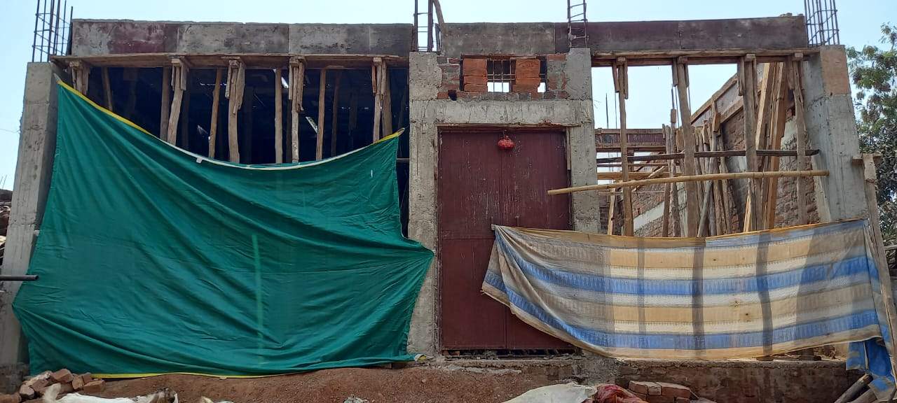 दक्षिण गंगोत्री रेलवे लाइन के पास अवैध निर्माण को कराया बंद दक्षिण गंगोत्री रेलवे लाइन के पास अवैध निर्माण को कराया बंद