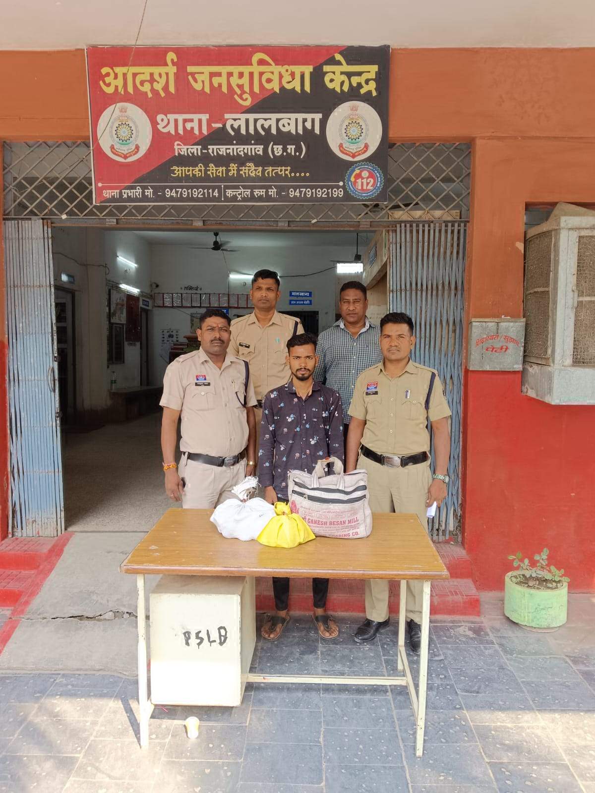 शराब संग आरोपी पकड़ाया