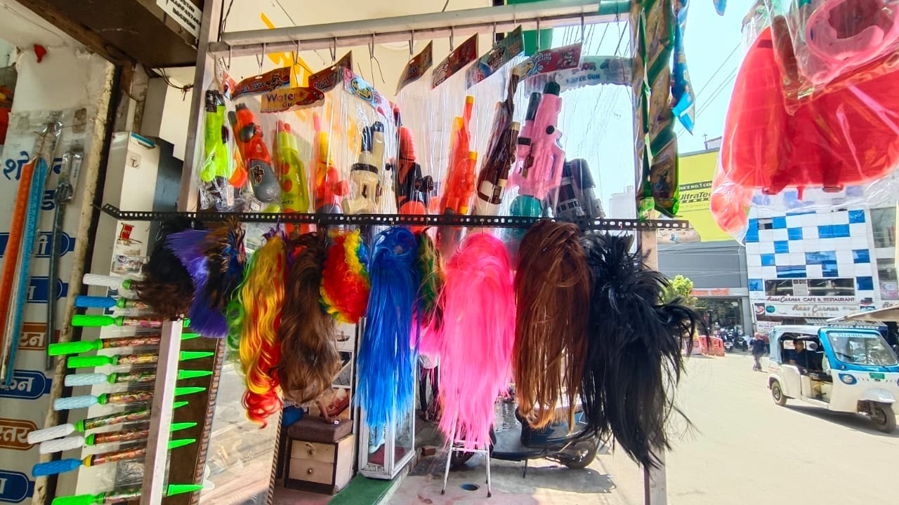 होली के लिए बाजार में सजने लगी दुकानें  रंग-गुलाल के साथ पिचकारियों की दिखी रौनक