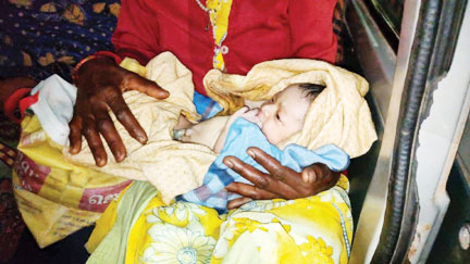 गर्भवती को अस्पताल ला रही वैन में लगी आग गर्भवती को अस्पताल ला रही वैन में लगी आग