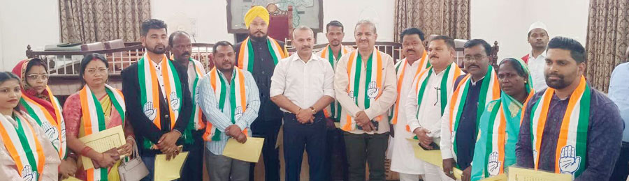 नवनिर्वाचित 15 कांग्रेस व एक निर्दलीय पार्षद ने कलेक्ट्रेट सभागार में ली शपथ नवनिर्वाचित 15 कांग्रेस व एक निर्दलीय पार्षद ने कलेक्ट्रेट सभागार में ली शपथ