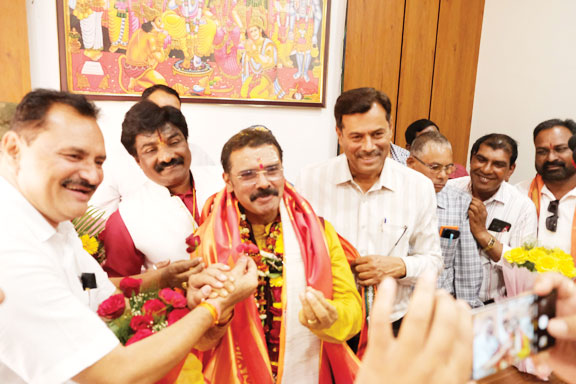  महापौर संजय पांडे ने पूजा-अर्चना कर संभाला पदभार